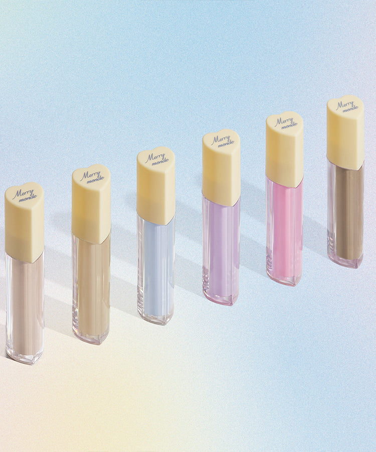 MERRY MONDE Merry Everyday Color Correcting Concealer, tubes de correcteur sur fond bleu pastel, style maquillage
