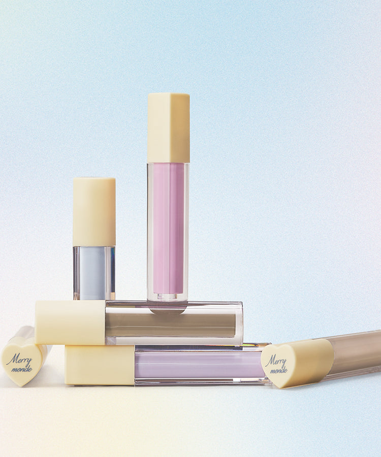 MERRY MONDE Merry Everyday Color Correcting Concealer, tubes et stick correcteur sur fond bleu, marque visible