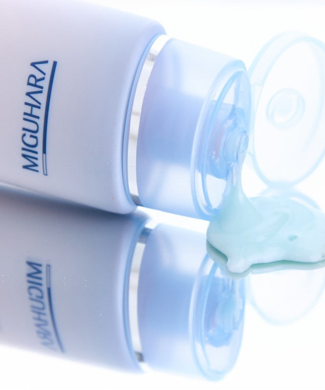 MIGUHARA Aqua Refresh Relief Peel Off Mask Pack 60ml de la marque MIGUHARA, crème bleue sortant du flacon, visuel maquillage soin