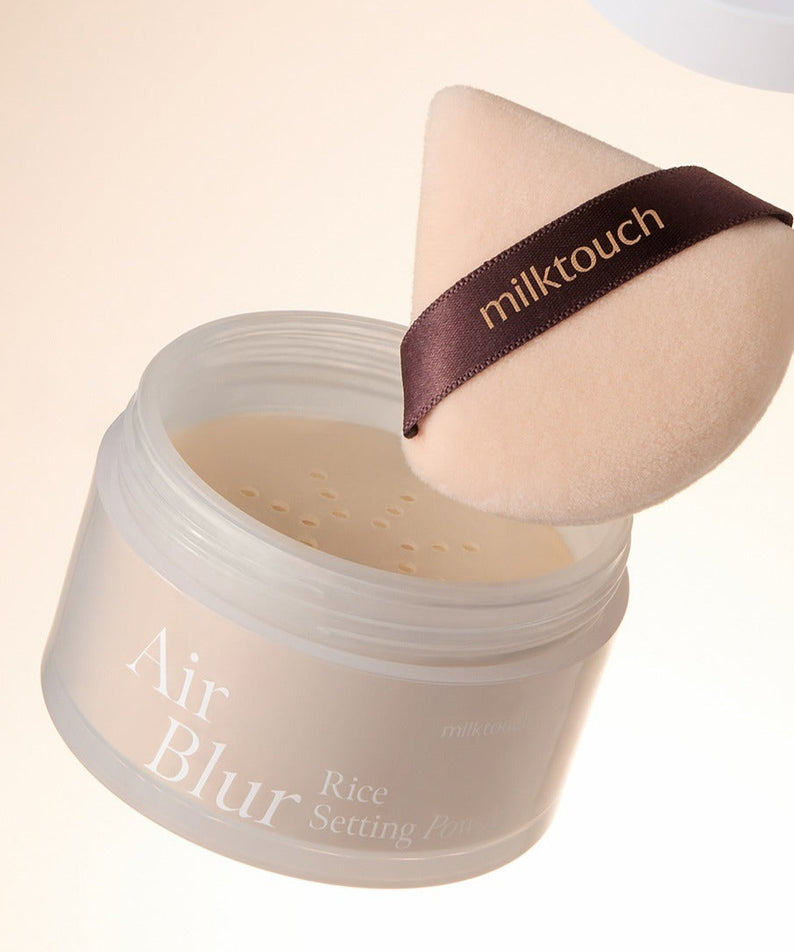 MILK TOUCH Air Blur Rice Setting Powder de la marque MILKTOUCH, poudre fixatrice et houppette sur fond clair.