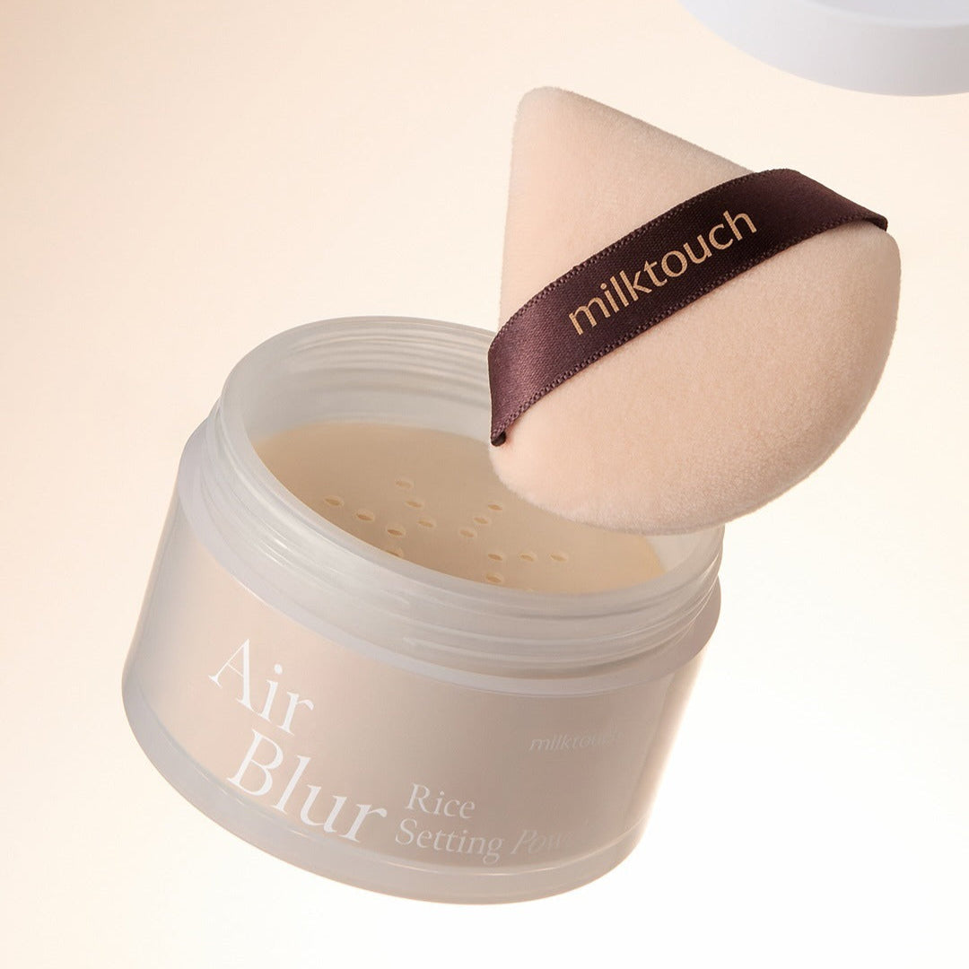 MILK TOUCH Air Blur Rice Setting Powder de la marque MILKTOUCH, poudre fixatrice et houppette sur fond clair.