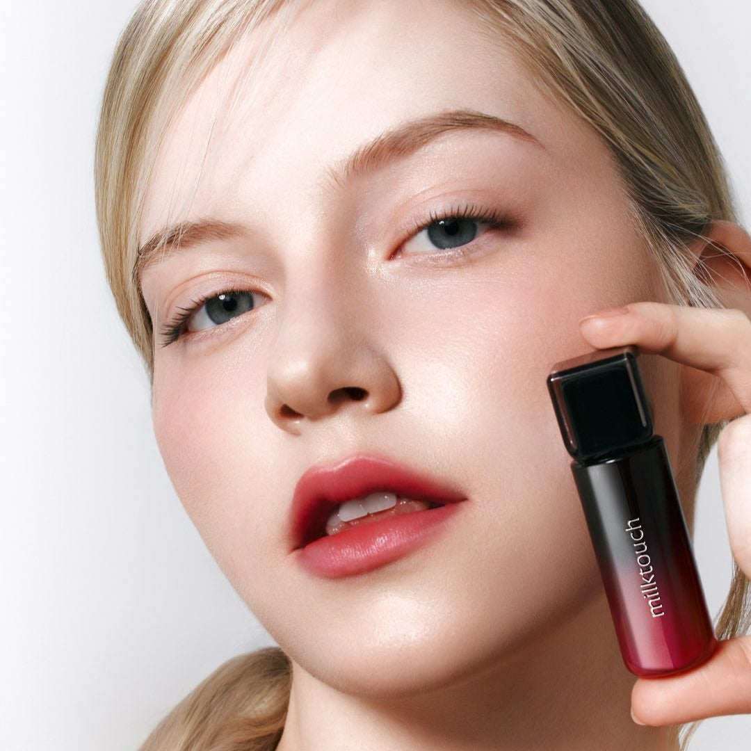 MILK TOUCH Black Peel-Off Lip Tattoo, marque MILK TOUCH, appliqué sur lèvres noires en contexte beauté maquillage
