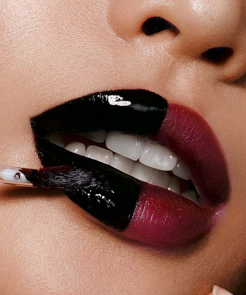 MILK TOUCH Black Peel-Off Lip Tattoo, lèvres avec effet noir peel-off sur fond maquillage, marque MILK TOUCH.