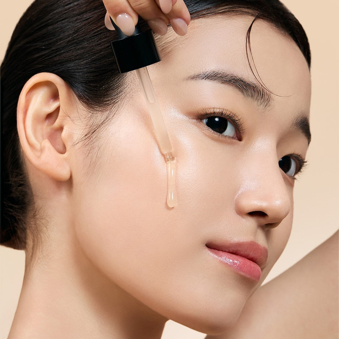 MILK TOUCH Ginseng Gold PDRN Double Boosting Serum 30ml, marque Milk Touch, peau lumineuse avec gouttes sur fond beige