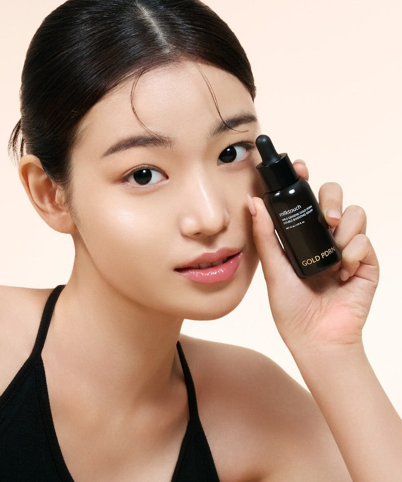 MILK TOUCH Ginseng Gold PDRN Double Boosting Serum 30ml, femme applique le sérum, flacon doré sur fond clair