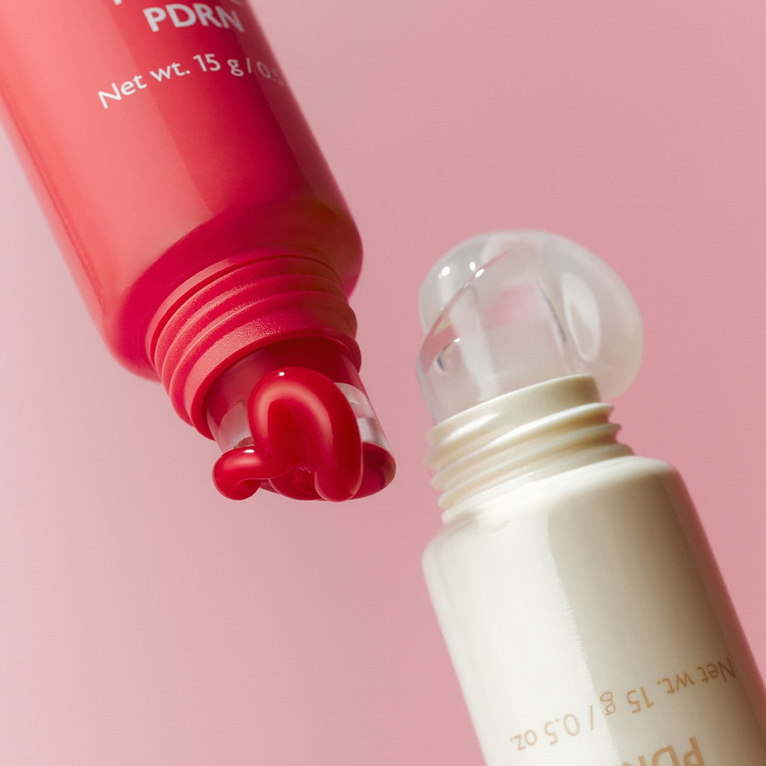 MILK TOUCH Glow Up Collagen Lip Balm 15g, tube et baume en action sur fond rose, marque MILK TOUCH, gros plan
