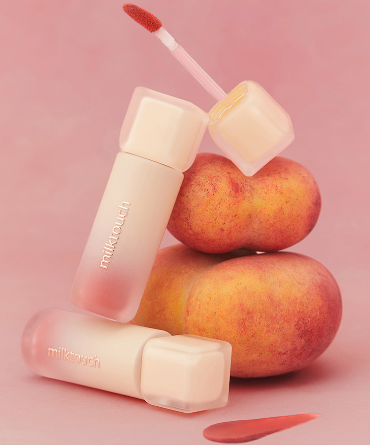 MILK TOUCH Spread Fit Blur Tint, produit maquillage de la marque Milk Touch sur fond rose, texture liquide et applicateur.