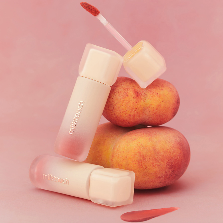 MILK TOUCH Spread Fit Blur Tint, produit maquillage de la marque Milk Touch sur fond rose, texture liquide et applicateur.