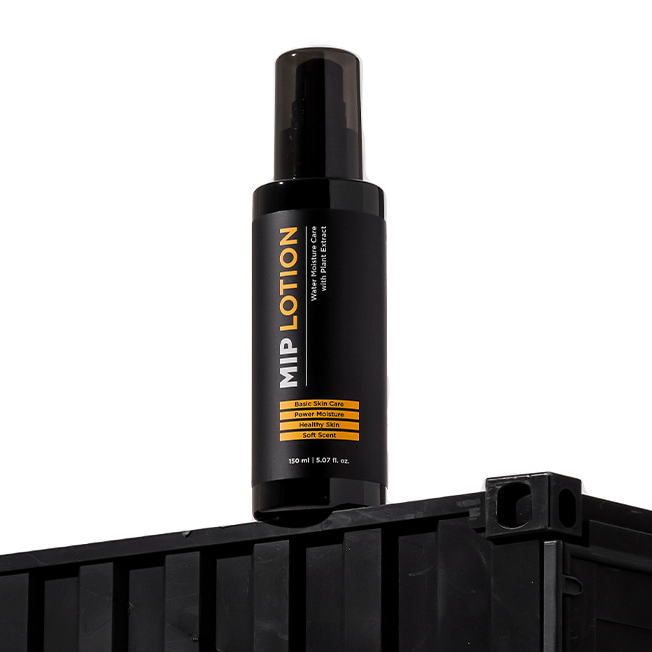 MIP Basic Lotion 150ml de MIP en flacon noir sur socle noir, fond blanc, contexte produit e-commerce.