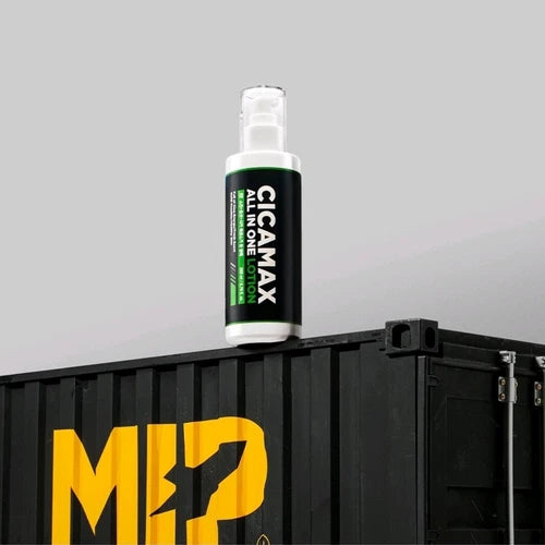 MIP Cicamax Sensitive All-in-One Lotion Set + Refill, lotion visage MIP Cicamax sur présentoir noir, fond gris