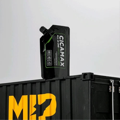 MIP Cicamax Sensitive All-in-One Lotion Set + Refill : pochettes de recharge Cicamax sur étagère noire, fond blanc.