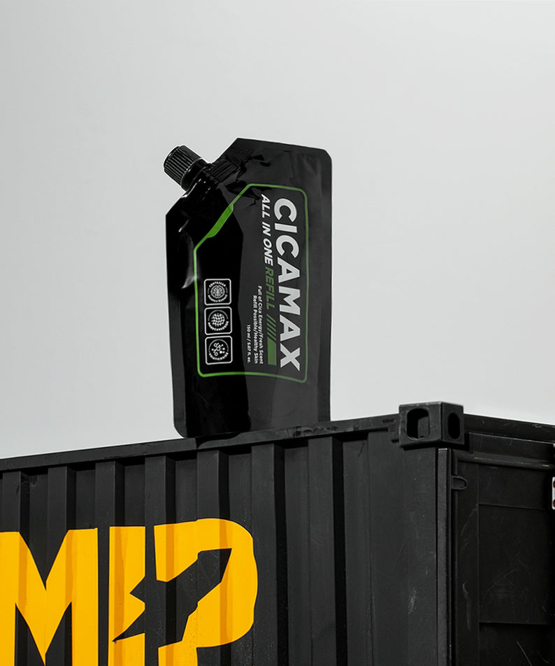 MIP Cicamax Sensitive All-in-one Lotion Refill Pack 150ml, poche de recharge noire, sur étui noir fond clair.