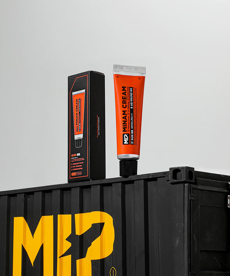 MIP Minam Cream Sun BB SPF50++UV Protetion 50ml, tube orange et étui noir sur présentoir noir, fond blanc.