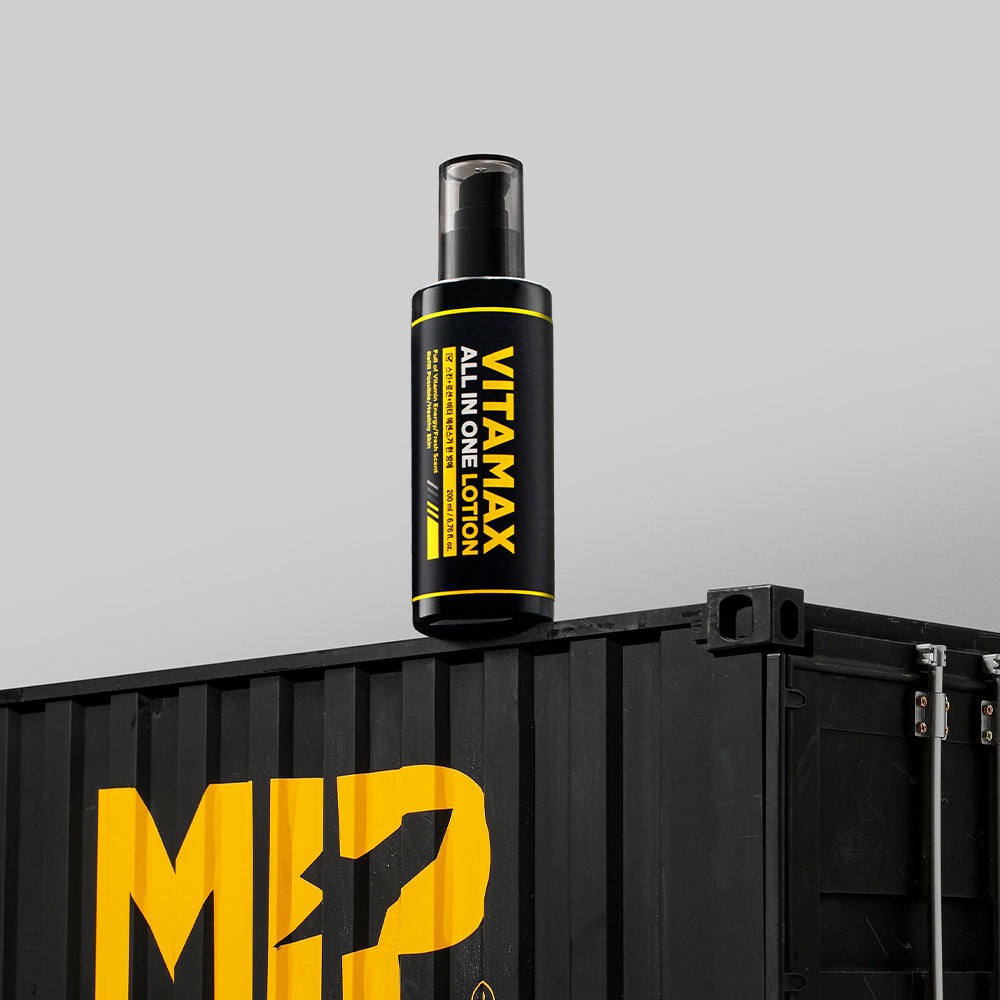 MIP Vitamax Ehitening ALl-in-One Lotion 200ml, flacon sur support noir avec pictogrammes jaune, photo produit.