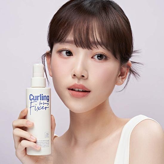 MISE EN SCENE Curling Matte Volume Hair Fixer 200Ml : flacon du produit tenant sur fond clair, modèle aux cheveux courts.
