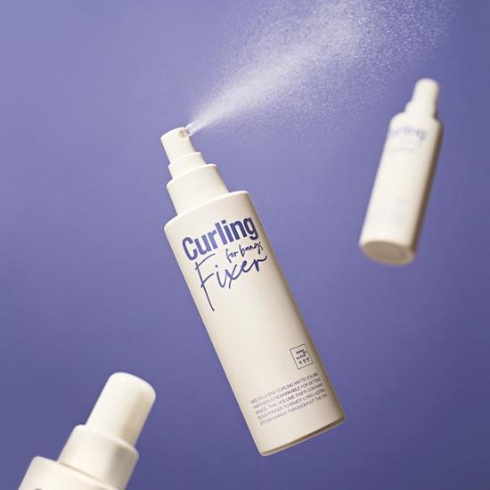 MISE EN SCENE Curling Matte Volume Hair Fixer 200Ml de la marque MISE EN SCENE, flacon blanc sur fond violet.