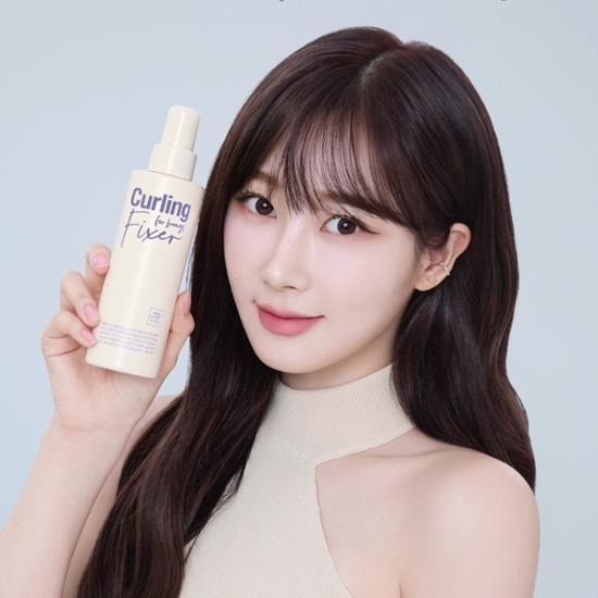 MISE EN SCENE Curling Matte Volume Hair Fixer 200Ml, bouteille crème sur fond clair, modèle aux cheveux ondulés, marque MISE EN SCENE.