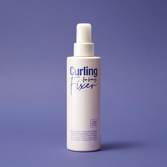 MISE EN SCENE Curling Matte Volume Hair Fixer 200Ml, flacon sur fond bleu uni, marque MISE EN SCENE en contexte visuel.
