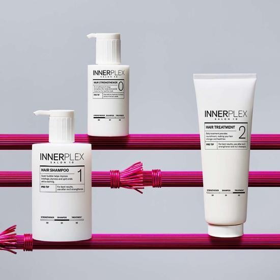MISE EN SCENE Innerplex Hair Strengthening Treatment 240g, produits INNERPLEX sur fond rayé violet, flacon et tube