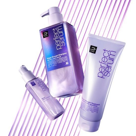 MISE EN SCENE Perfect Magic Straight Serum 80ML, flacon et tube de la marque sur fond rayé violet (packshot beauté)