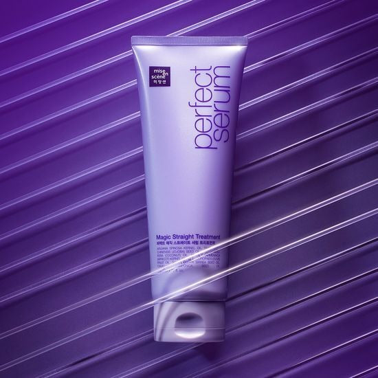 MISE EN SCENE Perfect Magic Straight Serum Treatment 230ML, tube violet sur fond rayé, marque mise en scène