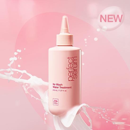 Décris l'image en français : MISE EN SCENE Perfect No Wash Water Treatment 215ml, flacon NEW rose, gouttes d’eau.