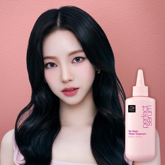 MISE EN SCENE Perfect No Wash Water Treatment 215ml, sérum sans lavage, sur fond rose, flacon et mannequin maquillé.