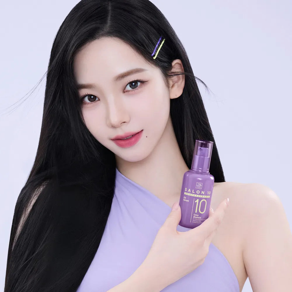 MISE EN SCENE Salon 10 Professional Cica Ceramide Oil Serum 60ml : femme asiatique tient le sérum, fond clair, contexte beauté.