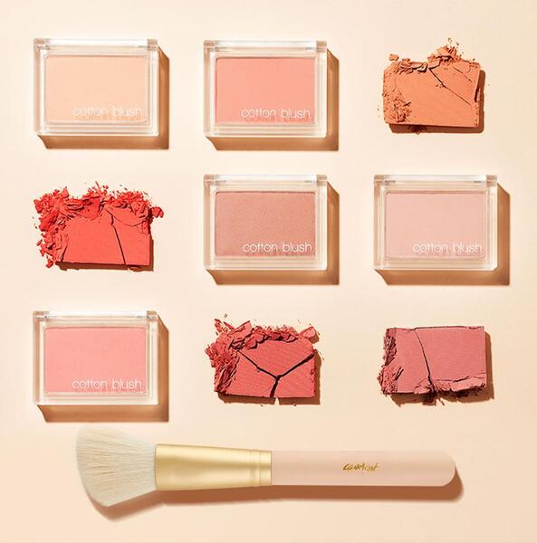 MISSHA  Cotton Blusher 4g, blush en poudre dans son écrin transparent, avec texture et pinceau, sur fond beige.