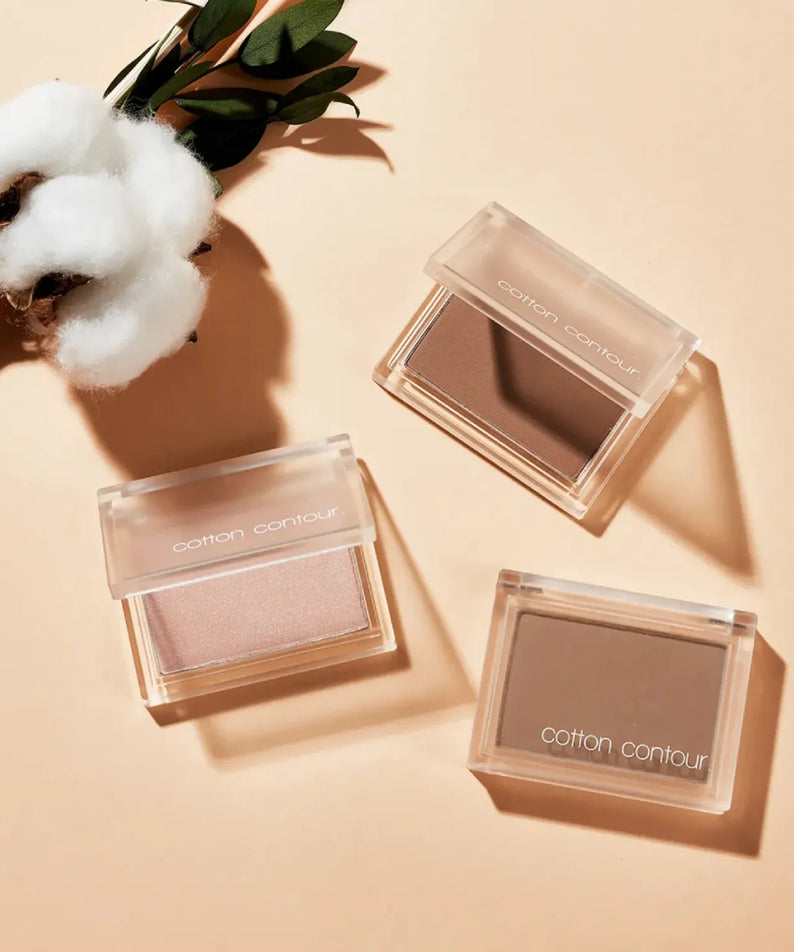 MISSHA  Cotton Contour 4g, poudre contour dans boîtiers transparents sur fond beige avec coton et lumière douce.