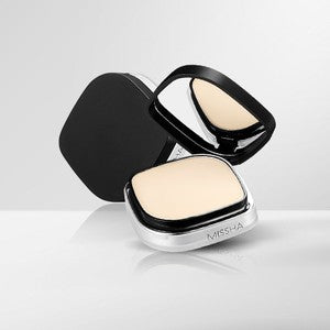 MISSHA Signature Dramatic Two-Way Pact SPF25 PA++ : compact de maquillage double face, avec éponge, sur fond clair.