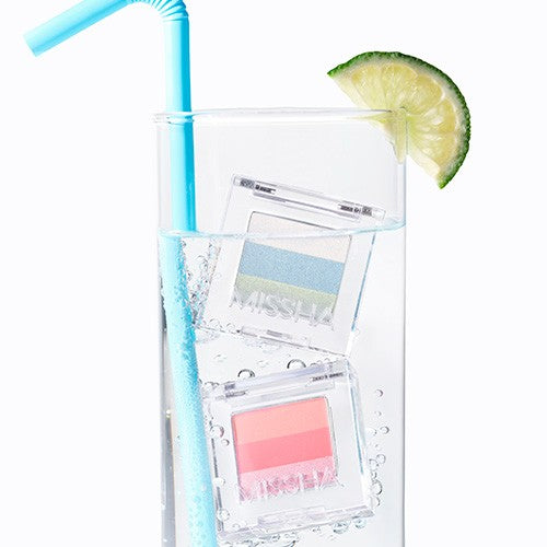 MISSHA  Triple Shadow, produit maquillage présenté en coffret transparent, avec glaçons et tranche de citron vert.