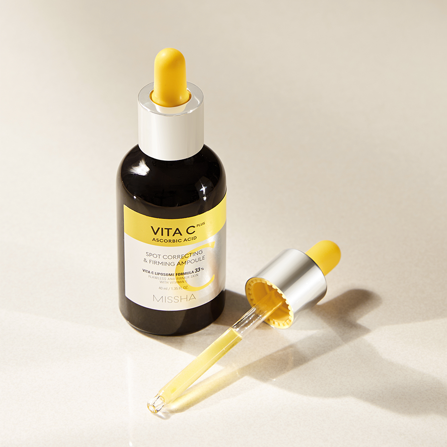 MISSHA  Vita C Plus Blemish C Elasticity Ampoule 40ml, flacon gouttes jaune sur fond crème, ampoule anti-imperfections.