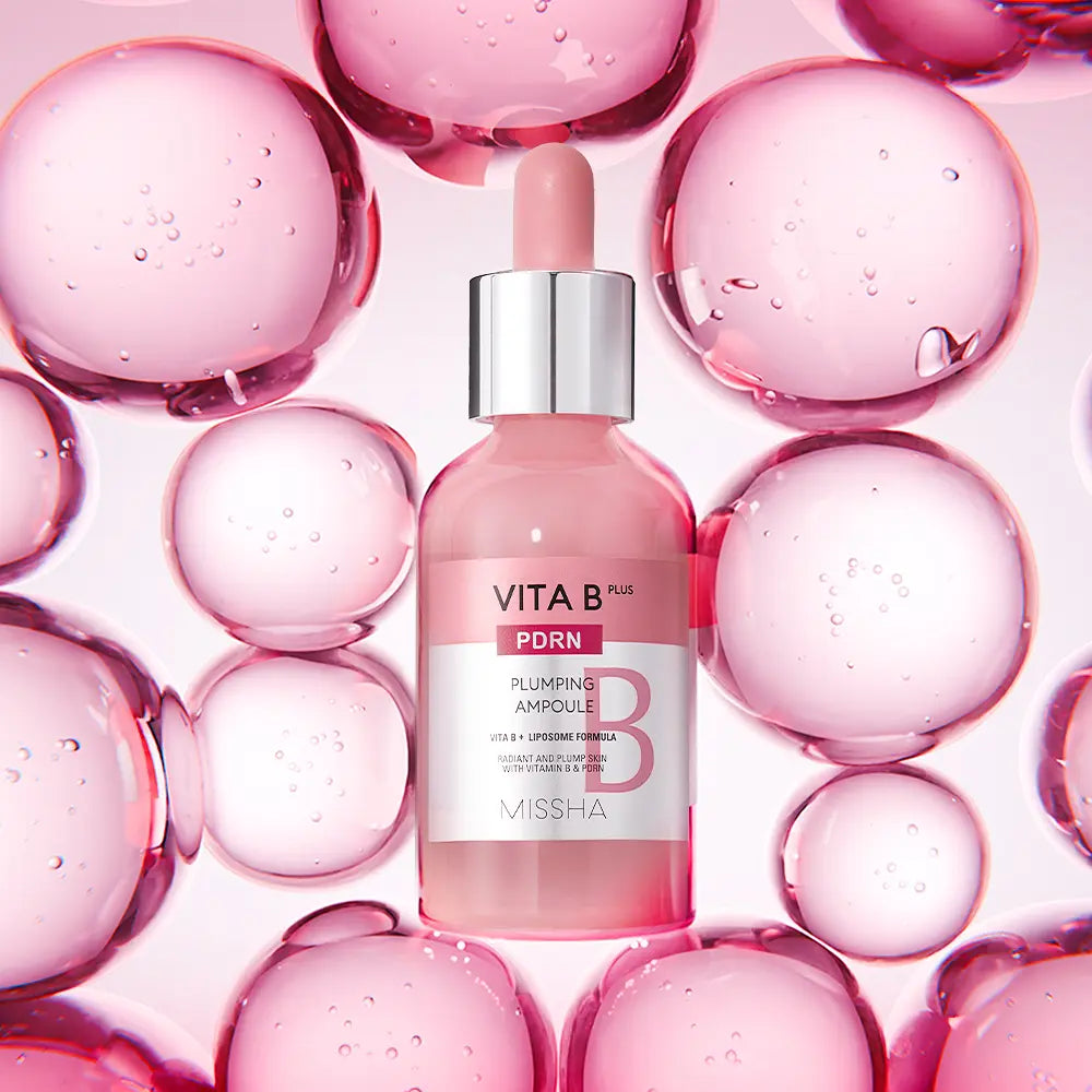MISSHA  Vitabee Plus PDRN Plumping Ampoule 30ml, flacon rose au centre entouré de bulles d’eau, fond visuel beauté