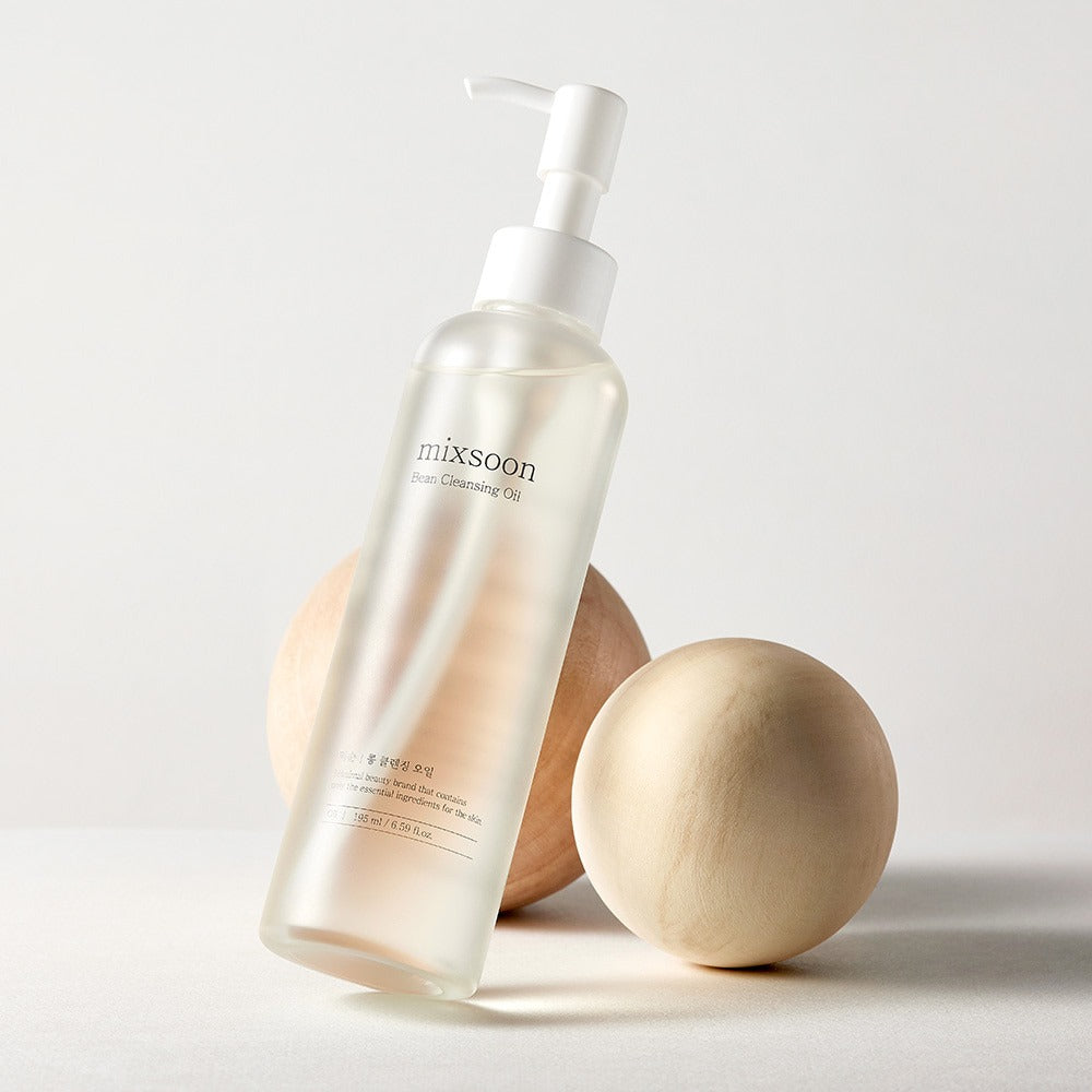 MIXSOON Bean Cleansing Oil 195ml : flacon pompe et un gant en contexte minimaliste, fond clair.