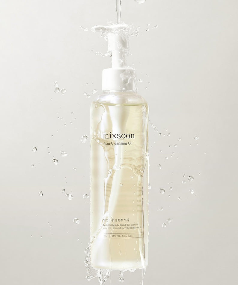 MIXSOON Bean Cleansing Oil 195ml, flacon blanc avec éclaboussures d’eau sur fond clair, en contexte cosmétique.