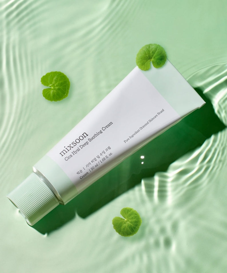 MIXSOON Cica Hyal Deep Soothing Cream 50ml sur fond vert apaisant, tubes cosmétiques avec feuilles de cica.
