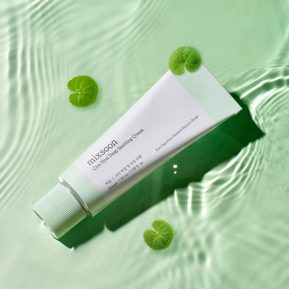 MIXSOON Cica Hyal Deep Soothing Cream 50ml sur fond vert apaisant, tubes cosmétiques avec feuilles de cica.