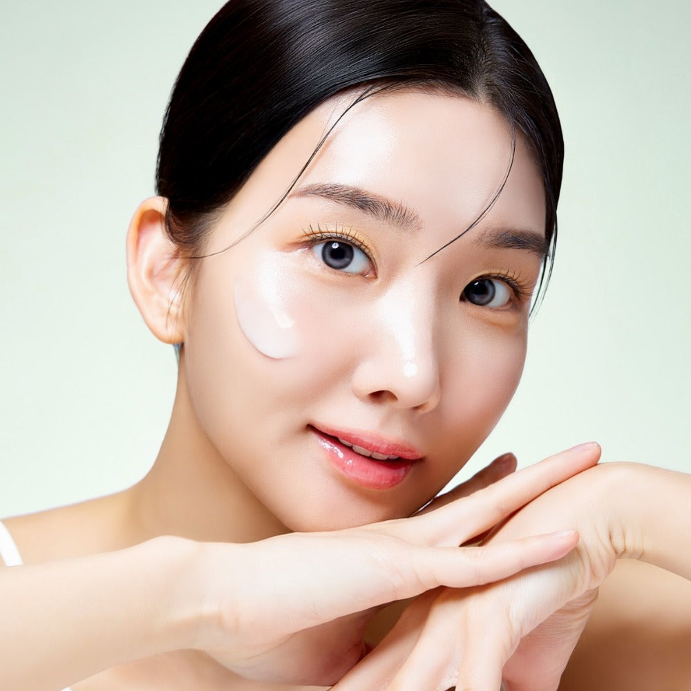 Visage hydraté avec crème MIXSOON Cica Hyal Deep Soothing Cream 50ml, marque appliquée sur peau apaisée en studio.