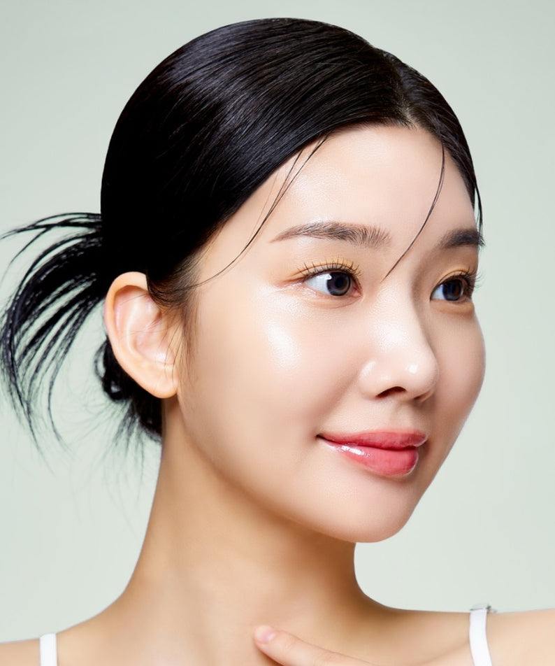 MIXSOON Cica Hyal Deep Soothing Cream 50ml, femme au visage apaisé, pot crème visible, fond clair