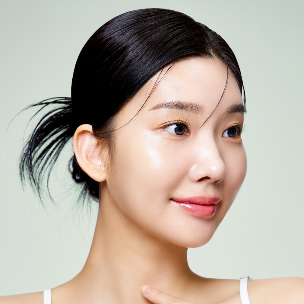 MIXSOON Cica Hyal Deep Soothing Cream 50ml, femme au visage apaisé, pot crème visible, fond clair