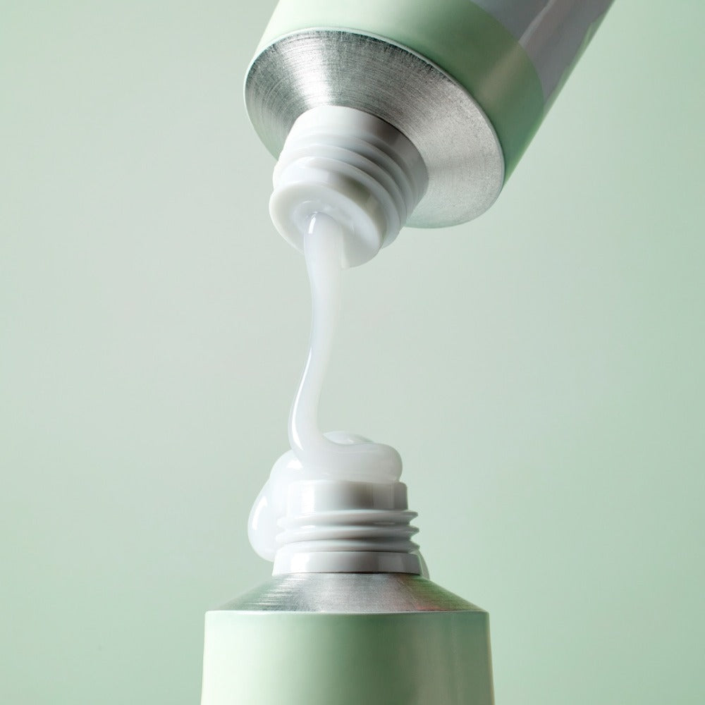 MIXSOON Cica Hyal Deep Soothing Cream 50ml, tube pressant une crème blanche sur fond vert, contexte visuel soins visage.