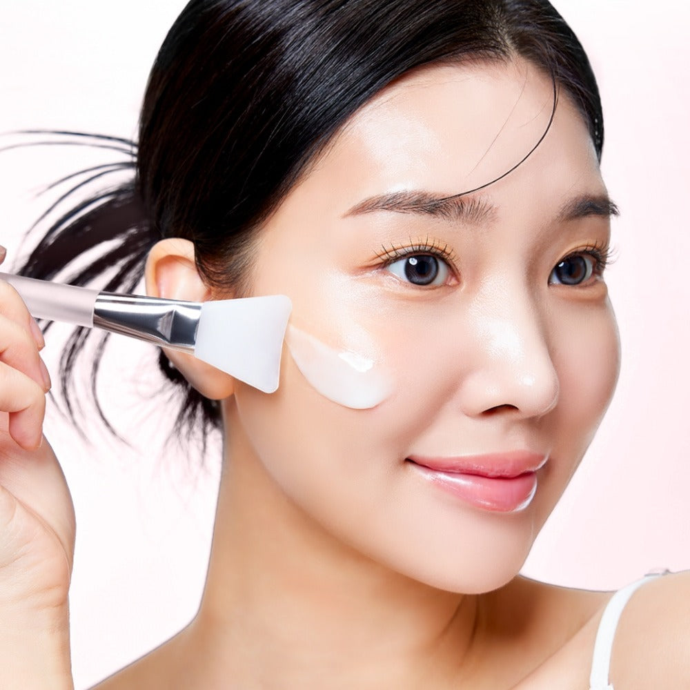 MIXSOON Collagen Glass Skin Mask 80ml : visage féminin avec masque en gel, application à la spatule, fond clair