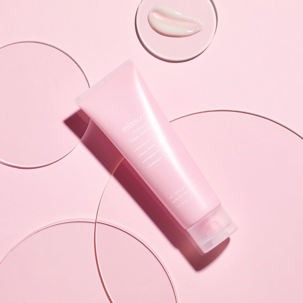 MIXSOON Collagen Glass Skin Mask 80ml, tube rose sur fond rose avec skincare, gouttes et cercles décoratifs