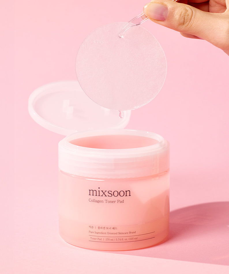 MIXSOON Collagen Toner Pad sur fond rose avec une main tenant un disque de coton hydratant pour le visage. Idéal pour soins de la peau.
