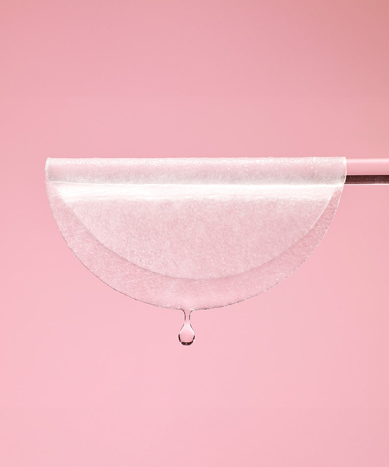 MIXSOON Collagen Toner Pad sur fond rose avec goutte d'eau, hydratation intensive pour peau éclatante.