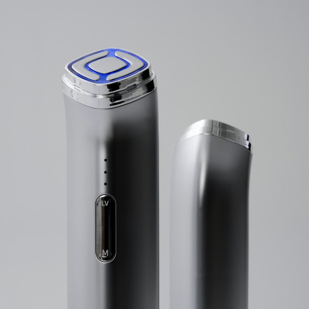 MIXSOON Derma Booster Pro de la marque MIXSOON, stylo dermaplaning/derma, en gros plan sur fond clair.