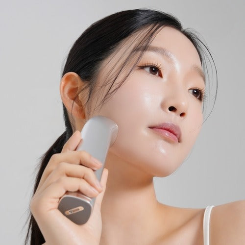 MIXSOON Derma Booster Pro, marque MIXSOON, femme lissant sa peau avec l’appareil de dermabooost sur fond clair.