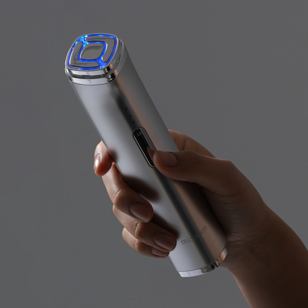MIXSOON Derma Booster Pro de la marque MIXSOON, main tenant l’appareil de dermapen sur fond gris.