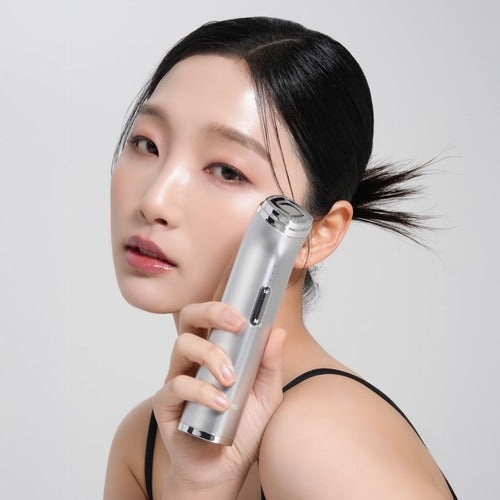 MIXSOON Derma Booster Pro de la marque MIXSOON, femme l’utilise en gros plan sur fond clair